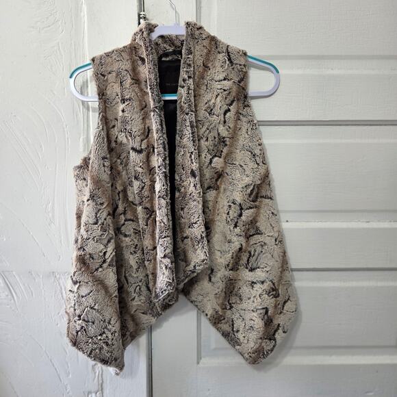 The Limited Woman's Faux Fur Vest size XS/S. "DRY CLEAN ONLY" - Picture 2 of 8